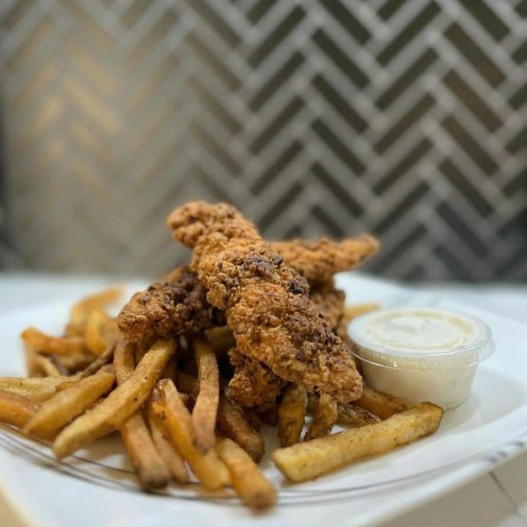 Delicious Chicken Strips: A Bar & Grill Favorite